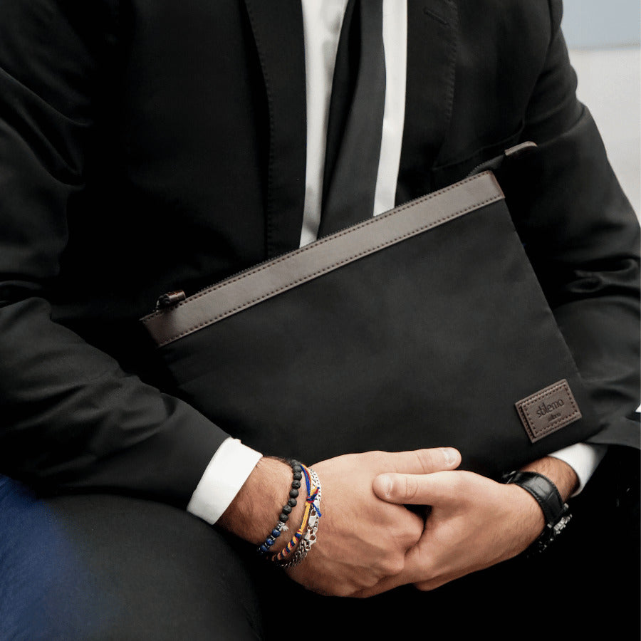 Pouch Black Indossata