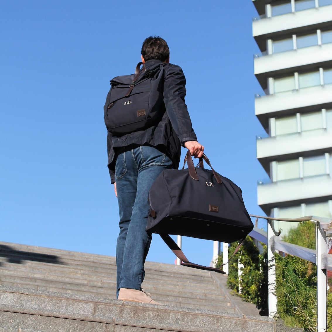 Zaino Urban Blu e Borsone Weekend Blu Indossati e Ricamati